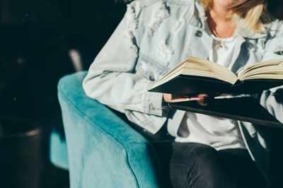 Kobieta czytająca książkę psychologiczną